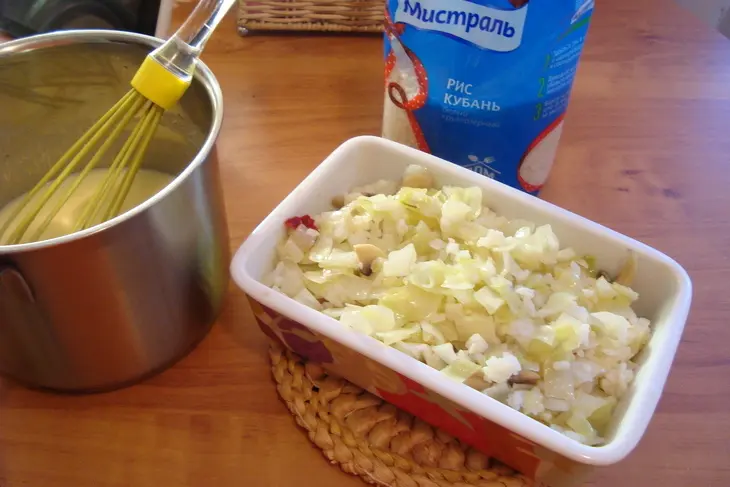 Заливной пирог с капустой, кубанским рисом, грибами и перепелиными яйцами: шаг 8