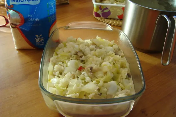 Заливной пирог с капустой, кубанским рисом, грибами и перепелиными яйцами: шаг 12