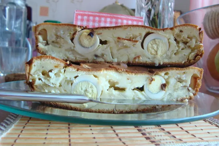 Заливной пирог с капустой, кубанским рисом, грибами и перепелиными яйцами: шаг 15