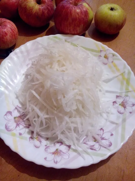 Салат из моркови, дайкона и яблока: шаг 1