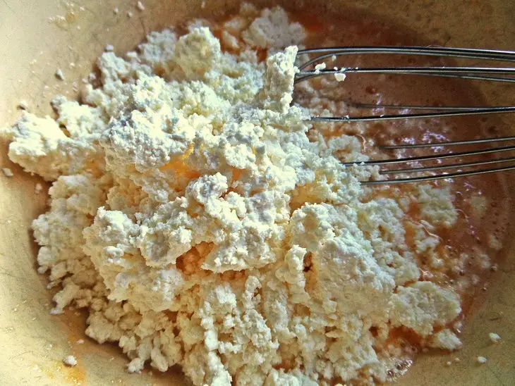 Творожная запеканка с бананом и яблоком: шаг 2