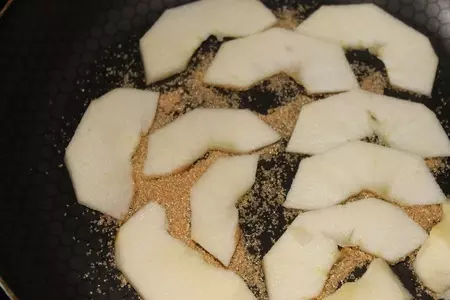 Карамельная шарлотка: шаг 1