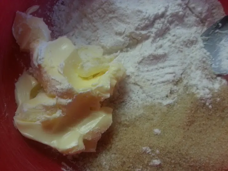 Клафути с карамельной крошкой и крыжовником: шаг 1
