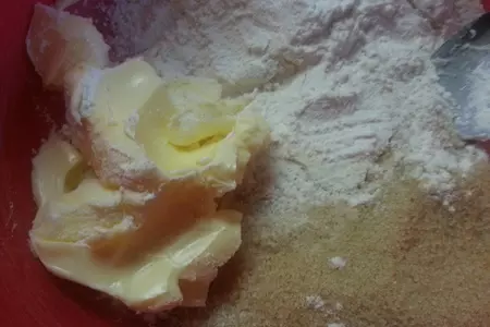 Клафути с карамельной крошкой и крыжовником: шаг 1