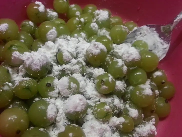 Клафути с карамельной крошкой и крыжовником: шаг 4