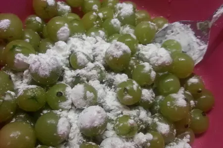 Клафути с карамельной крошкой и крыжовником: шаг 4