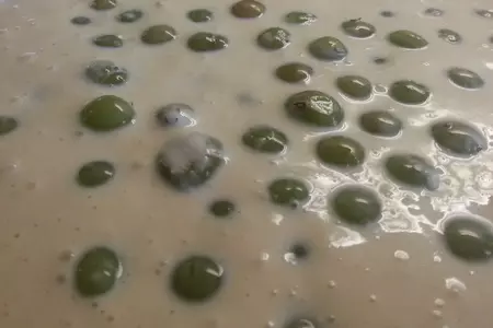Клафути с карамельной крошкой и крыжовником: шаг 5