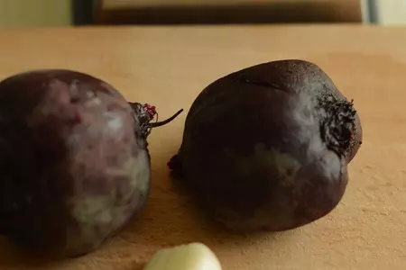 Салат из свеклы с козьим сыром и курицей: шаг 1