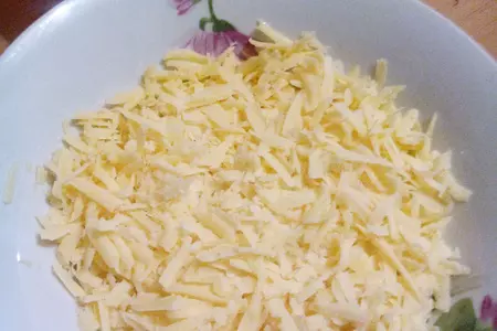 Пирожки из слоеного теста с сыром, чесноком и ветчиной: шаг 1