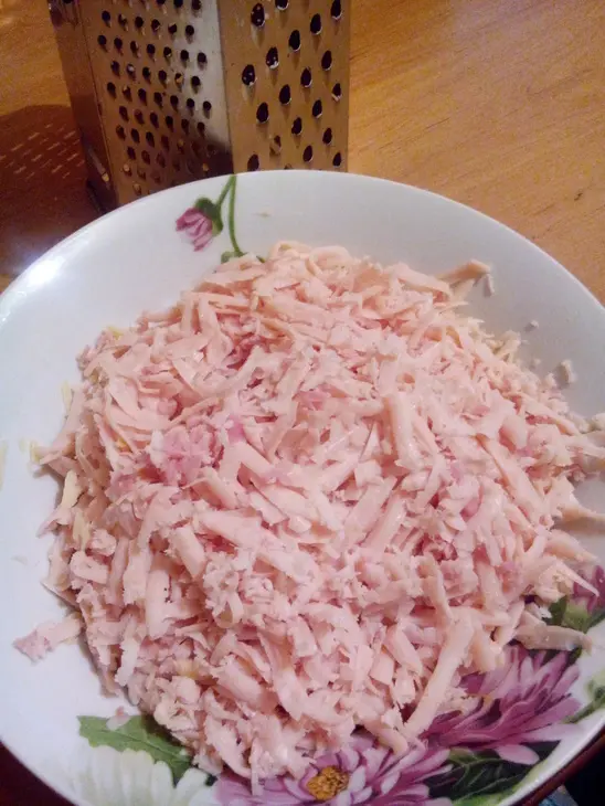 Пирожки из слоеного теста с сыром, чесноком и ветчиной: шаг 2