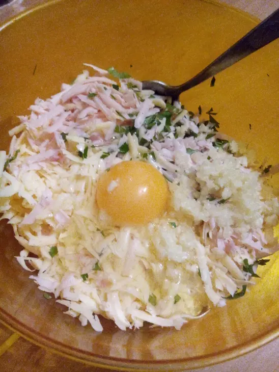 Пирожки из слоеного теста с сыром, чесноком и ветчиной: шаг 4