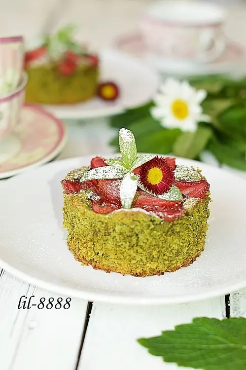 Шарлотка мятная с клубникой: шаг 6