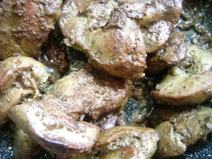 Слоеный пирог с куриной печенью, вялеными помидорами, сыром и зеленым луком: шаг 1