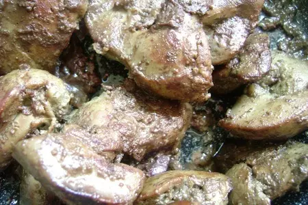 Слоеный пирог с куриной печенью, вялеными помидорами, сыром и зеленым луком: шаг 1