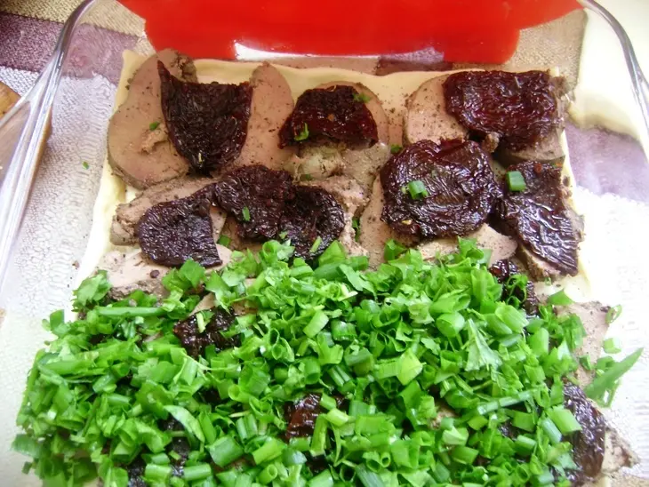 Слоеный пирог с куриной печенью, вялеными помидорами, сыром и зеленым луком: шаг 2