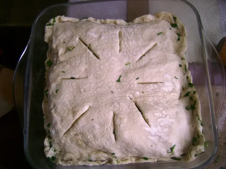 Слоеный пирог с куриной печенью, вялеными помидорами, сыром и зеленым луком: шаг 3