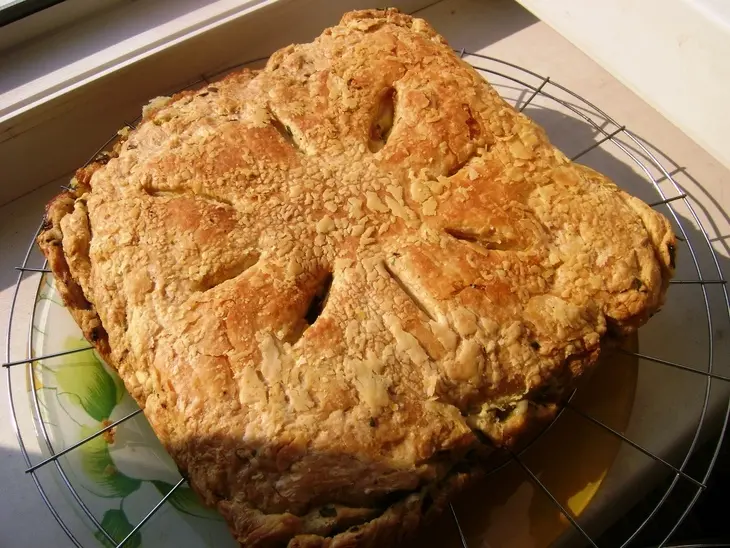 Слоеный пирог с куриной печенью, вялеными помидорами, сыром и зеленым луком: шаг 4