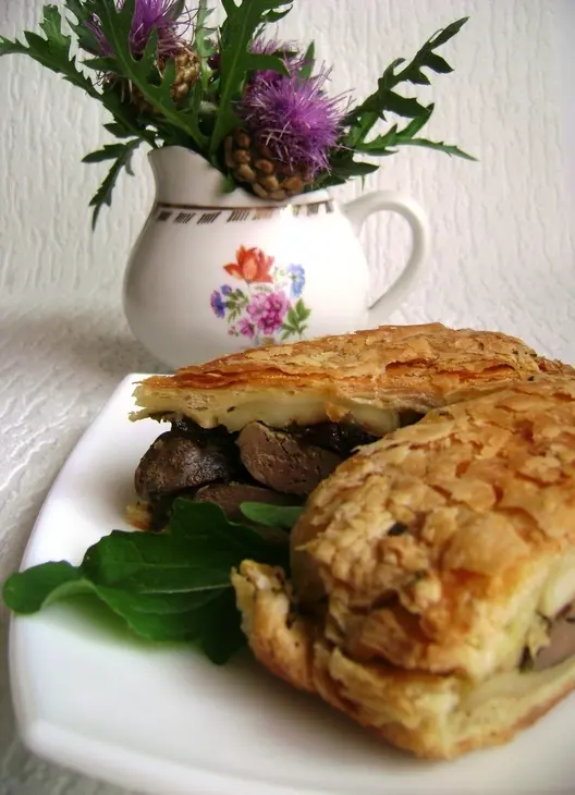 Слоеный пирог с куриной печенью, вялеными помидорами, сыром и зеленым луком: шаг 7
