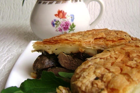 Слоеный пирог с куриной печенью, вялеными помидорами, сыром и зеленым луком: шаг 7