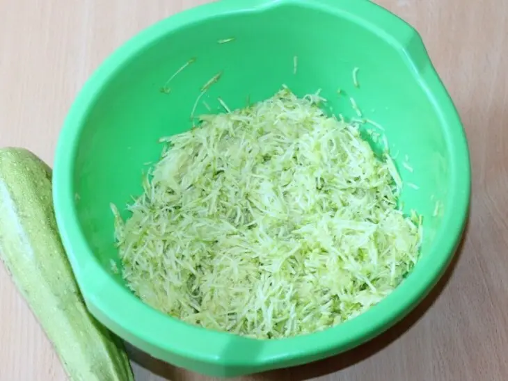 Кабачковые зразы с начинкой: шаг 2