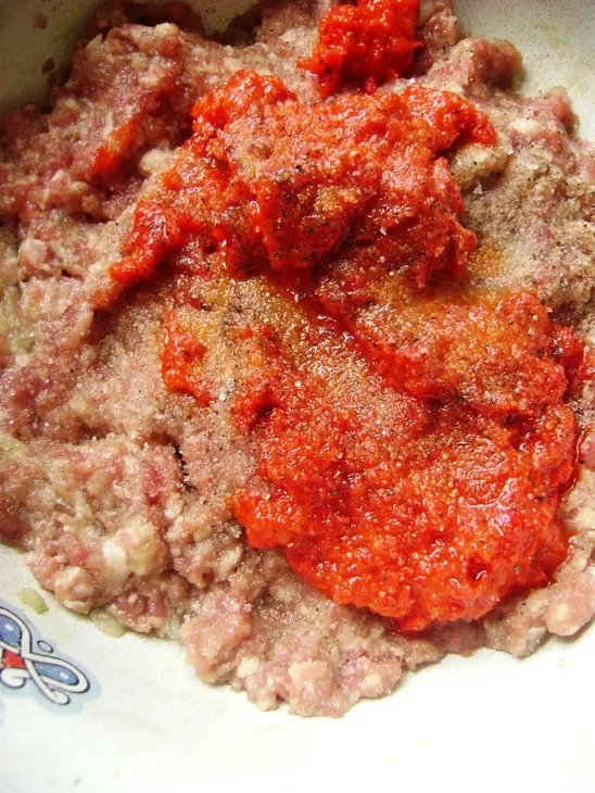 Яичные паровые рулеты с пикантной начинкой: шаг 1