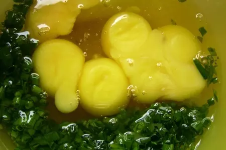 Яичные паровые рулеты с пикантной начинкой: шаг 2