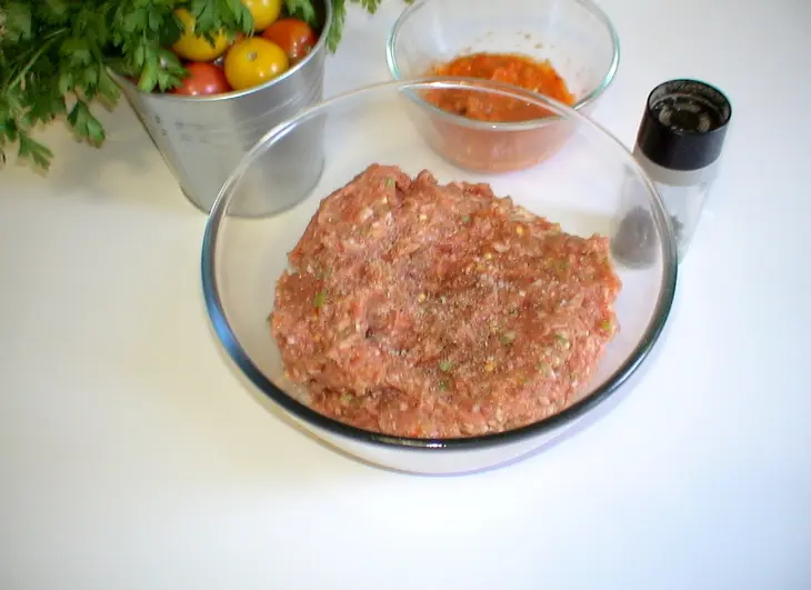Фрикадельки с сальсой из запеченных перцев и картофель с пармезановой корочкой: шаг 4