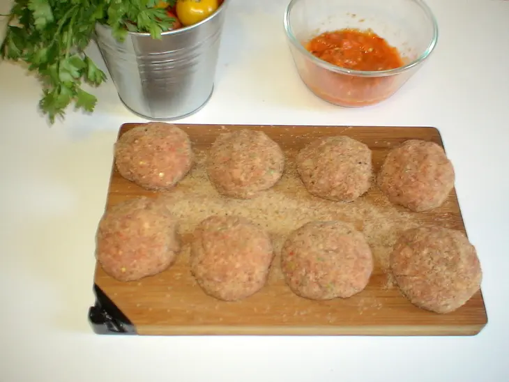 Фрикадельки с сальсой из запеченных перцев и картофель с пармезановой корочкой: шаг 5