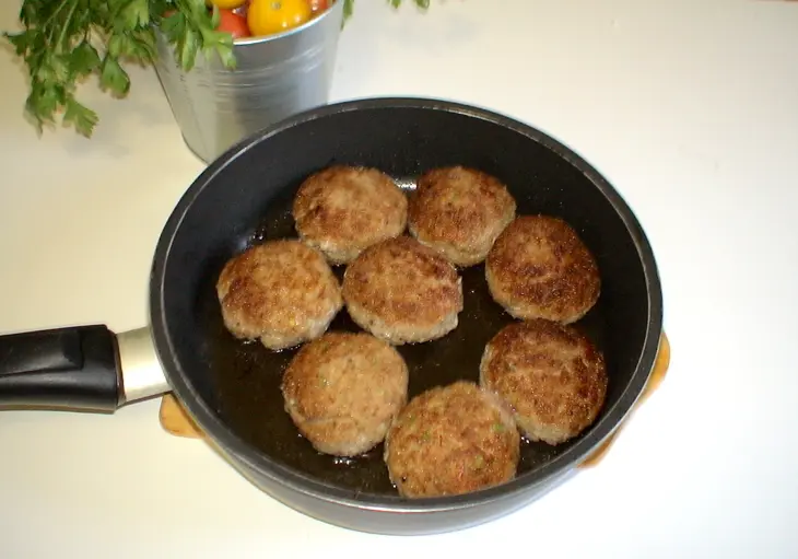 Фрикадельки с сальсой из запеченных перцев и картофель с пармезановой корочкой: шаг 6