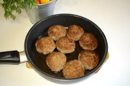 Фрикадельки с сальсой из запеченных перцев и картофель с пармезановой корочкой: шаг 6