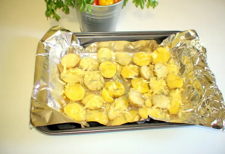 Фрикадельки с сальсой из запеченных перцев и картофель с пармезановой корочкой: шаг 7
