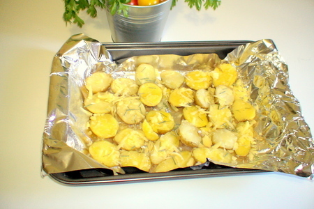 Фрикадельки с сальсой из запеченных перцев и картофель с пармезановой корочкой: шаг 7