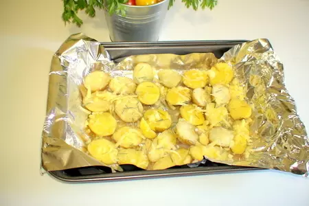 Фрикадельки с сальсой из запеченных перцев и картофель с пармезановой корочкой: шаг 7