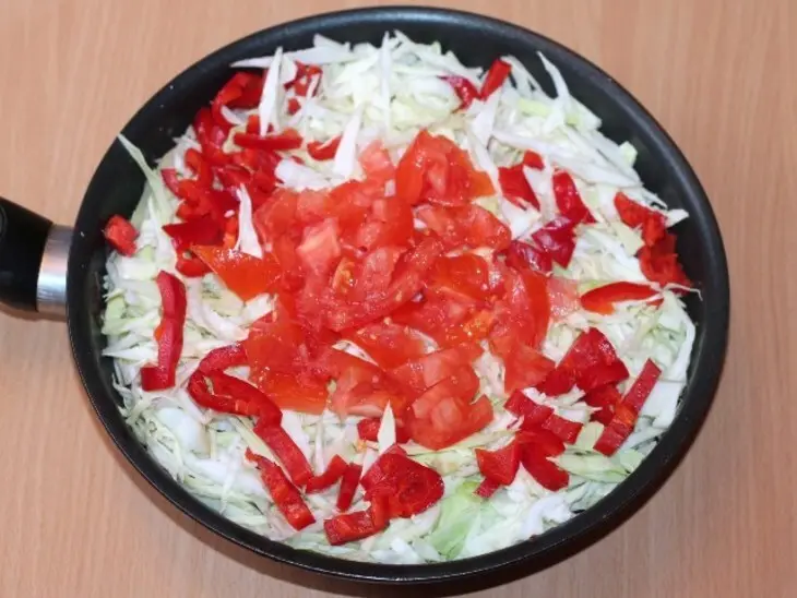 Конвертики с курицей и капустой в лаваше: шаг 5
