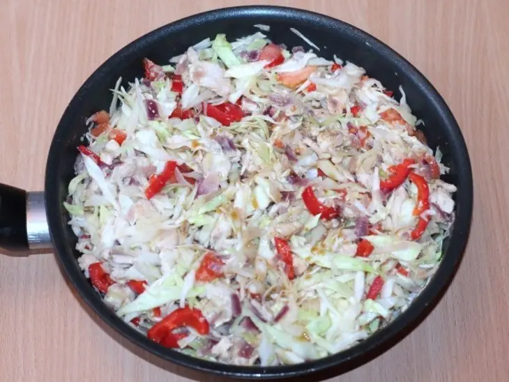 Конвертики с курицей и капустой в лаваше: шаг 6
