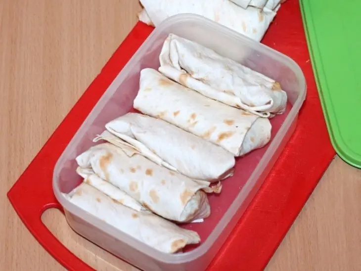 Конвертики с курицей и капустой в лаваше: шаг 8