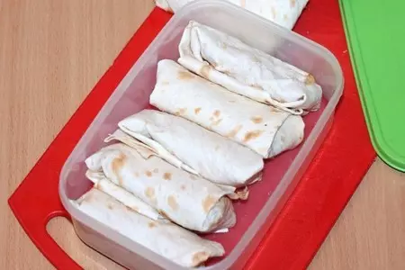 Конвертики с курицей и капустой в лаваше: шаг 8