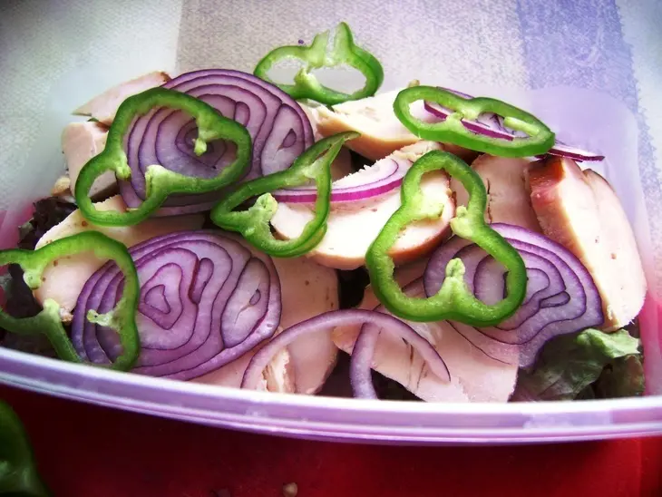 Салат-гриль с овощами и копченой курицей: шаг 3