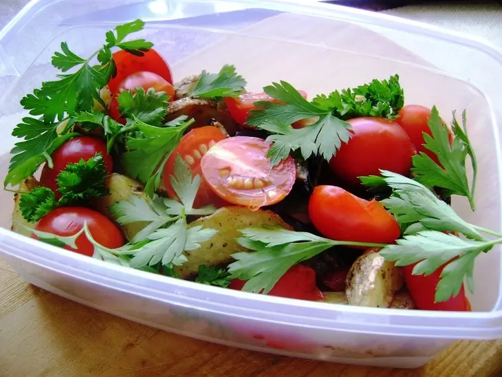 Салат-гриль с овощами и копченой курицей: шаг 4