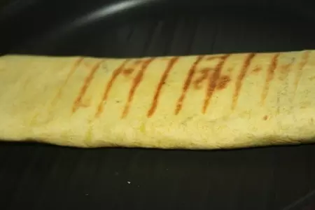 Тортилья с фаршем, помидором, моцареллой и зеленью: шаг 4