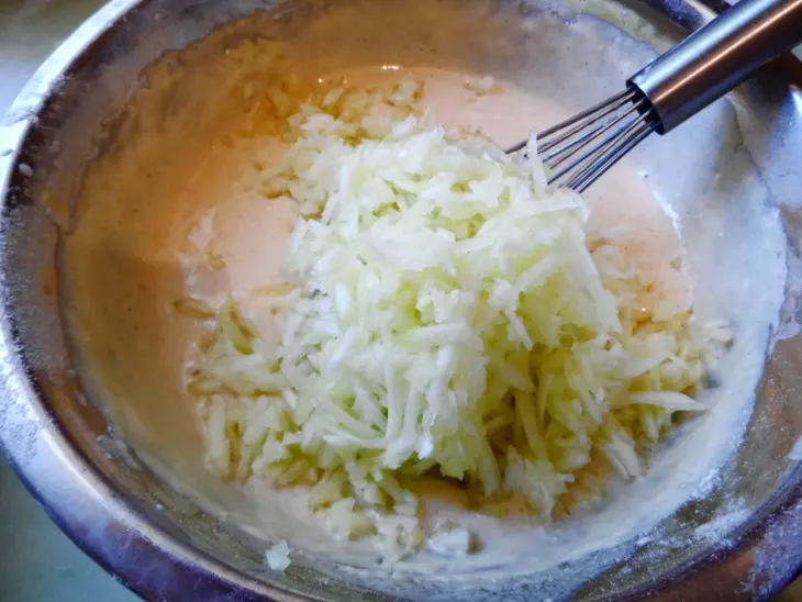 Блинчики с кабачком и цельнозерновой мукой: шаг 2