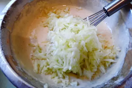 Блинчики с кабачком и цельнозерновой мукой: шаг 2