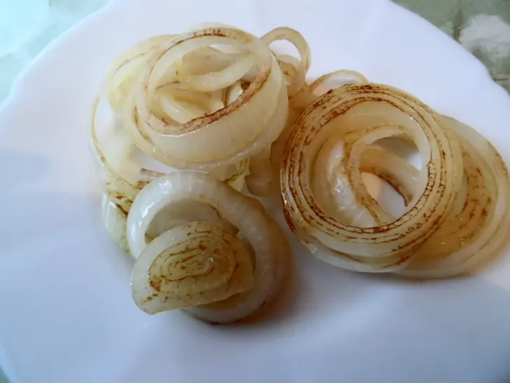 Сибас на луковой подушке с прованскими травами и чесноком.: шаг 1