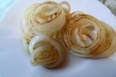 Сибас на луковой подушке с прованскими травами и чесноком.: шаг 1