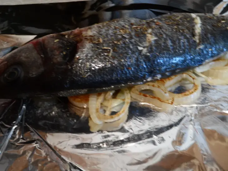 Сибас на луковой подушке с прованскими травами и чесноком.: шаг 3