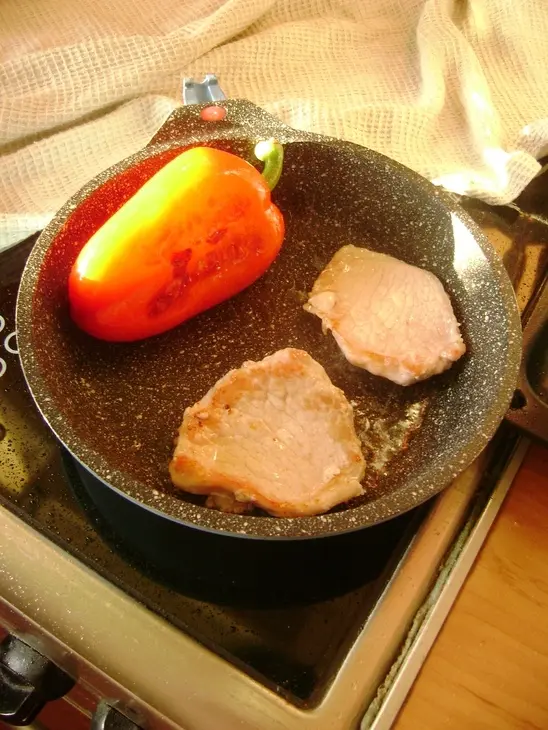 Салат с жареной свининой и брокколи с овощами: шаг 1