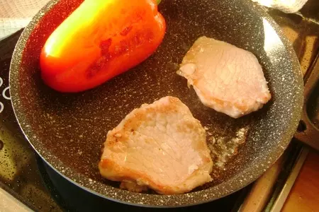 Салат с жареной свининой и брокколи с овощами: шаг 1