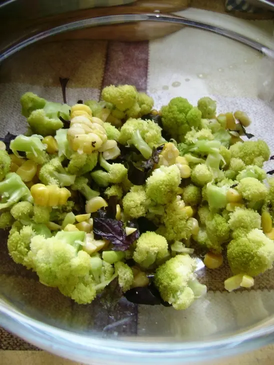 Салат с жареной свининой и брокколи с овощами: шаг 2
