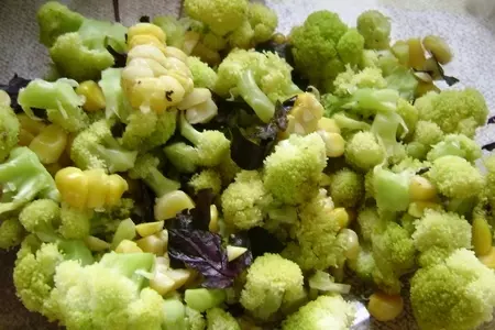 Салат с жареной свининой и брокколи с овощами: шаг 2
