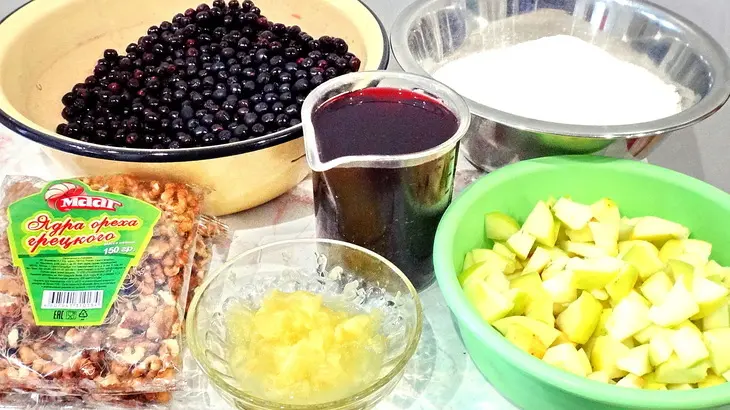 Варенье из черноплодной рябины с грецким орехом и лимоном: шаг 1